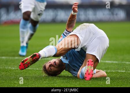 Ciro immobile du Latium réagit après avoir été blessé pendant le championnat italien Serie UN match de football entre SS Lazio et ACF Fiorentina le 6 janvier 2021 au Stadio Olimpico à Rome, Italie - photo Federico Proietti / DPPI / LM Banque D'Images
