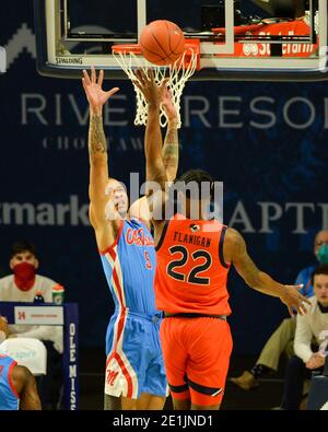 Oxford, MS, États-Unis. 06e janvier 2021. Olel' Miss Forward, KJ Buffen (5), sur la défensive contre le garde d'Auburn, Allen Flanigan (22), lors du match de basket-ball NCAA entre les Tigres d'Auburn et les Miss Rebels d'Ole au Pavillon d'Oxford, MS. (Photo : Kevin Langley/CSM). Crédit : csm/Alay Live News Banque D'Images