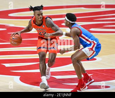 Oxford, MS, États-Unis. 06e janvier 2021. Le garde d'Auburn, Allen Flanigan (22), s'oppose à la garde de Miss d'Ole, Devontae Shuler (2), lors du match de basketball de la NCAA entre les Tigres d'Auburn et les Miss Rebels d'Ole au Pavillon d'Oxford, MS. (Photo : Kevin Langley/CSM). Crédit : csm/Alay Live News Banque D'Images