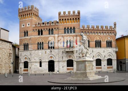 Grosseto, Toscane, Italie. Piazza Dante. Palazzo della Provincia. Statue de Léopold II. Banque D'Images