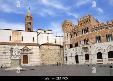 Grosseto, Toscane, Italie. Piazza Dante. Palazzo della Provincia. Statue de Léopold II. Banque D'Images