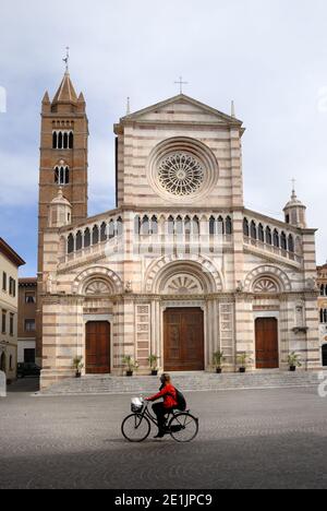 Grosseto, Toscane, Italie. Cathédrale Saint-Laurent / Cathédrale di San Lorenzo (Duomo - façade 13thC mais 19thC) Piazza del Duomo Banque D'Images