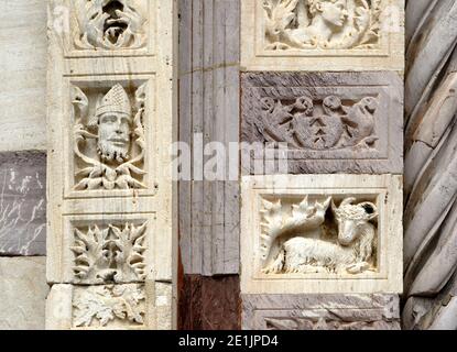 Grosseto, Toscane, Italie. Cathédrale (Duomo - façade 13thC mais 19thC) détail de la pierre extérieure Banque D'Images