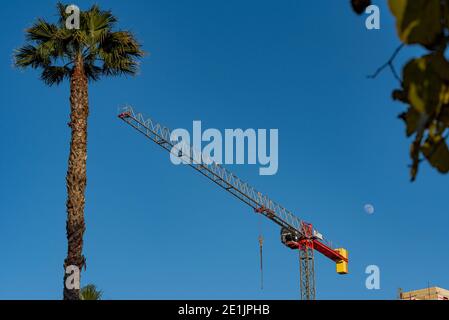 Paysage industriel avec des silhouettes de grues sur le fond coucher de soleil Banque D'Images