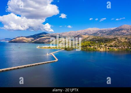 Vue aérienne du pont de Bosset dans la ville d'Argostoli sur l'île de Kefalonia. Pont de Bosset sur le lac à Argostoli, Kefalonia. Obélisque et le de Bo Banque D'Images