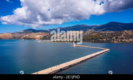 Vue aérienne du pont de Bosset dans la ville d'Argostoli sur l'île de Kefalonia. Pont de Bosset sur le lac à Argostoli, Kefalonia. Obélisque et le de Bo Banque D'Images