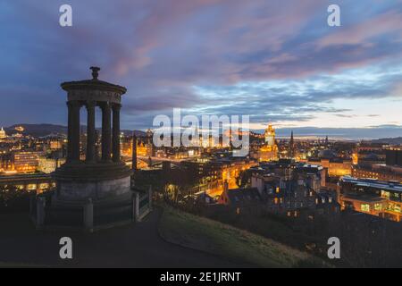 Vue classique en soirée depuis Calton Hill à Princes Street, au château d'Édimbourg et à la tour de l'horloge Balmoral à Édimbourg, en Écosse. Banque D'Images