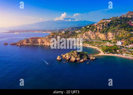 Taormina est une ville sur l'île de Sicile, en Italie. Mont Etna au-dessus de Taormina paysage urbain, Messine, Sicile. Vue sur Taormina situé dans la ville métropolitaine Banque D'Images