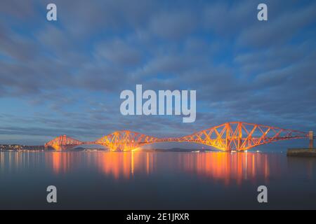 Vue en soirée du XIXe siècle et site classé au patrimoine de l'UNESCO, Forth Rail Bridge au-dessus du Firth of Forth au Queensferry Crossing au nord d'Édimbourg, Caroline du Sud Banque D'Images