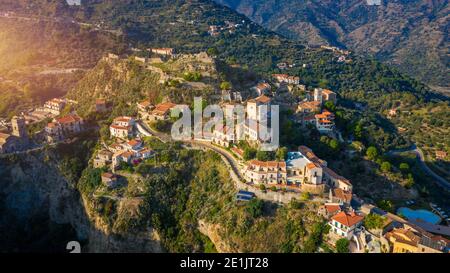 Vue aérienne du village de Savoca en Sicile, Italie. Village sicilien de Savoca (connu dans les films de Parrain). Maisons sur une colline à Savoca, petite ville sur S Banque D'Images