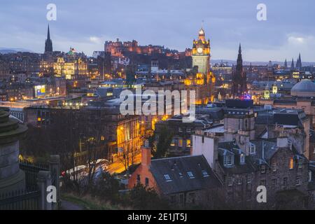 Vue classique en soirée depuis Calton Hill à Princes Street, au château d'Édimbourg et à la tour de l'horloge Balmoral à Édimbourg, en Écosse. Banque D'Images