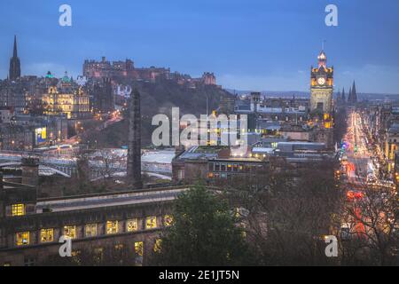 Vue classique en soirée depuis Calton Hill à Princes Street, au château d'Édimbourg et à la tour de l'horloge Balmoral à Édimbourg, en Écosse. Banque D'Images