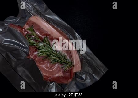 hacher le porc avec du romarin hermétique emballé pour la cuisson sous vide Banque D'Images