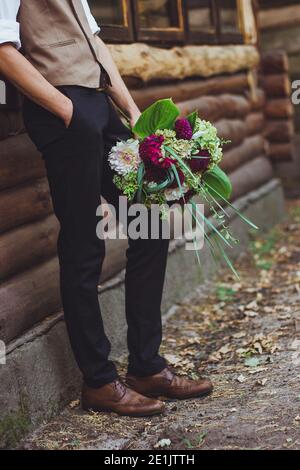 photo rognée du marié avec bouquet de mariage Banque D'Images