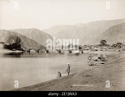 Photographie ancienne du XIXe siècle : Baramulla est une ville et une municipalité du district de Baramulla, dans le territoire de l'Union indienne de Jammu-et-Cachemire. Elle se trouve sur la rive de la rivière Jhelum, en aval de Srinagar, la capitale de l'État. La ville était plus tôt connue sous le nom de Vārāhamūla. Le nom est dérivé de deux mots sanskrit, Vārāha et Mūla. Banque D'Images