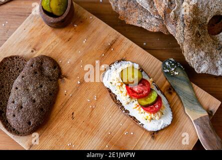 Sandwich ouvert avec fromage à la crème. Vue de dessus, plan d'appartement. Copier l'espace. Petit déjeuner scandinave traditionnel. Banque D'Images