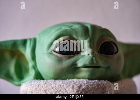 L'enfant, Grogu ou bébé Yoda, personnage fictif de la série télévisée The Mandalatorian Banque D'Images