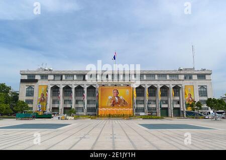 Bangkok, Thaïlande, décembre, 2015: Place Larn Kon Mueng et vue sur la construction avec grand portrait du roi thaïlandais Bhumibol Adulyadej le Grand (Rama IX) Banque D'Images