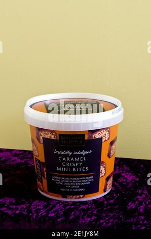 Baignoire d'Aldi spécialement sélectionnée caramel croustillant Mini Bites snack Food, Royaume-Uni Banque D'Images