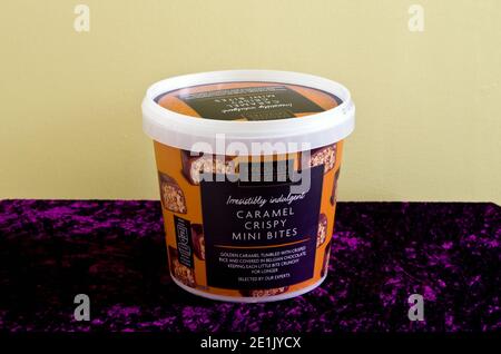 Baignoire d'Aldi spécialement sélectionnée caramel croustillant Mini Bites snack Food, Royaume-Uni Banque D'Images