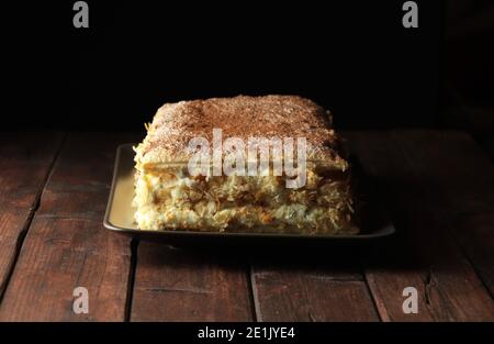 Dessert de la milléfeuille isolé sur fond sombre. Cuisine française. Copier l'espace. Banque D'Images