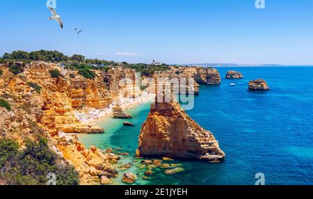 Praia da Marinha, belle plage de Marinha en Algarve, Portugal. Plage de la Marine (Praia da Marinha) avec le vol des mouettes sur la plage, située sur le Atla Banque D'Images