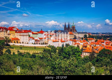 Le Château de Prague et le panorama de la vieille ville. Vue depuis la colline de Petrin. Prague, République tchèque. Printemps de Prague Prague panorama Hill avec le Château de Prague, Vlt Banque D'Images