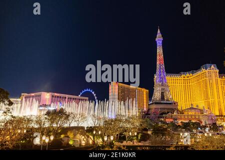 Las Vegas, 18 décembre 2020 - vue de nuit en grand angle sur le Paris depuis Bellagio Banque D'Images