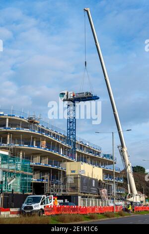 Grue mobile utilisée pour démonter une grue à tour dans Southend on Sea, Essex, Royaume-Uni, pendant le troisième COVID 19, verrouillage du coronavirus. Bâtiment Esplanade Banque D'Images