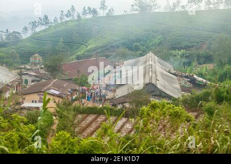 Les gens se rassemblent dans un petit village près des pistes dans le zone de thé des Highlands au Sri Lanka Banque D'Images