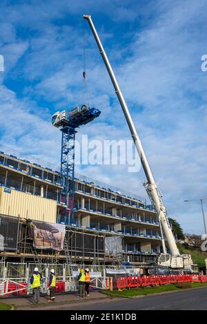 Grue mobile utilisée pour démonter une grue à tour dans Southend on Sea, Essex, Royaume-Uni, pendant le troisième COVID 19, verrouillage du coronavirus. Bâtiment Esplanade Banque D'Images