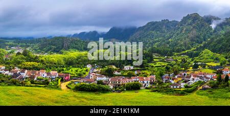 Vue sur le village de Furnas dans l'île de São Miguel, Açores, Portugal. Vue sur Furnas un célèbre village pour les sources thermales géothermiques dans l'île de São Miguel Açores P. Banque D'Images