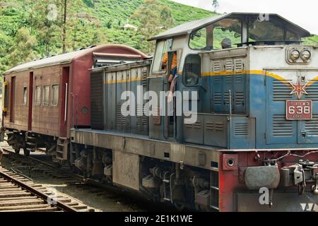 Train devant la gare de Nanuoya dans les Highlands, Sri Lanka Banque D'Images