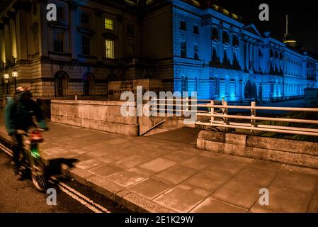 Londres, Royaume-Uni. 7 janvier 2021. Somerset House - la ligne d'horizon de Londres est illuminée en bleu dans un geste renouvelé de remerciement au NHS et aux travailleurs de première ligne, à partir du jeudi 7 janvier. Les monuments, les bâtiments historiques et les principaux sites sportifs et de divertissement sont illuminés en bleu, notamment le London Eye, Trafalgar Square, County Hall et Wembley Arch. Le maire de Londres Sadiq Khan soutient la campagne. C'est la première semaine du programme national de verrouillage 3. Cela remplace les restrictions Tier 4 et l'instruction du gouvernement est que tout le monde reste chez lui pour éviter la pression sur le NHS. Crédit : Guy Bell/Alay Live News Banque D'Images