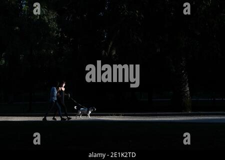 Santiago, Metropolitana, Chili. 7 janvier 2021. Deux personnes marchent à travers le parc Forestal, sous le premier rayon de soleil de la journée. Credit: Matias Basualdo/ZUMA Wire/Alamy Live News Banque D'Images