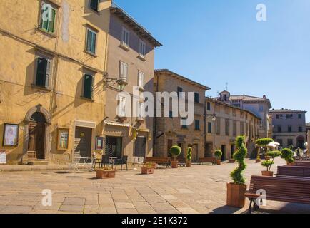 Santa Fiora, Italie - 5 septembre 2020. Bâtiments de la Piazza Garibaldi dans le village médiéval historique de Santa Fiora dans la province de Grosseto, en Toscane Banque D'Images