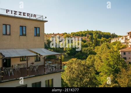 Santa Fiora, Italie - 5 septembre 2020. Une pizzeria surplombe le paysage verdoyant environnant dans le village médiéval historique de Santa Fiora à Gross Banque D'Images