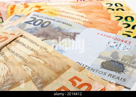 Argent brésilien avec deux cents billets et pièces de monnaie réels. Vue de dessus Banque D'Images