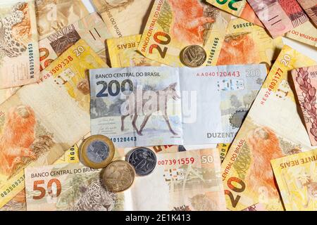 Argent brésilien avec deux cents billets et pièces de monnaie réels. Vue de dessus Banque D'Images