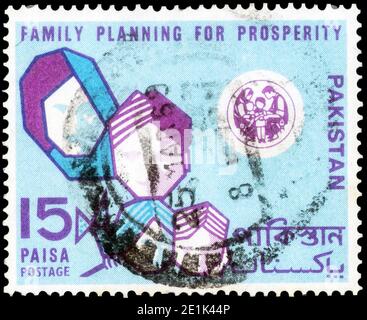 Saint-Pétersbourg, Russie - 12 novembre 2020 : timbre imprimé au Pakistan dédié à la planification familiale, vers 1969 Banque D'Images