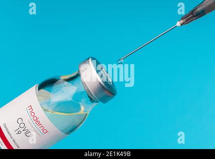 Izmir, Turquie - février 21 2021 : concept et contexte du vaccin contre le coronavirus. Seringues Moderna isolées sur fond blanc. Covid-19 Banque D'Images