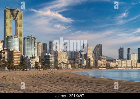 Côte de Benidorm, horizon de la ville au ciel bleu ciel nuageux, vue sur la plage de sable. Ville touristique espagnole célèbre. Gratte-ciels modernes, Méditerranée se Banque D'Images