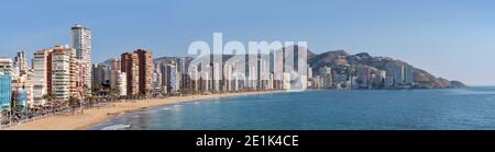 Horizon de Benidorm, plage de sable et mer, vue sur ciel bleu clair. Ville touristique espagnole célèbre. Gratte-ciels modernes, mer Méditerranée. PR Banque D'Images