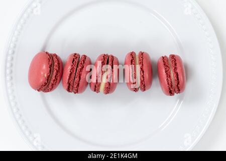 Macarons de dessert français de couleur rouge Banque D'Images