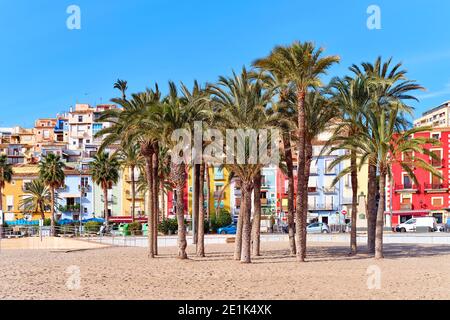 Plage de sable de la Vila Joiosa Villajoyosa pendant la chaude journée d'hiver ensoleillée. Lieu touristique populaire, destinations de voyage et concept de tourisme. Costa Blanca Banque D'Images