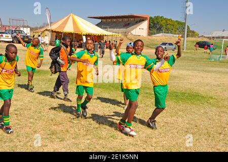 Schoolkids Namib jouant au football lors d'une compétition dans Otjiwarongo Banque D'Images