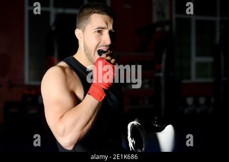 Un chasseur de boxe qui se met sur le porte-voix. Photo de haute qualité Banque D'Images