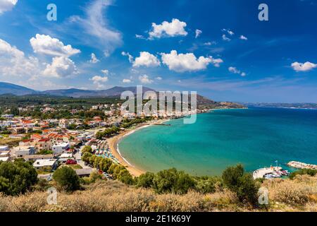 Vacances grecques, beau village Kalives avec mer turquoise dans l'île de Crète, Grèce. Avis de Kalyves Beach, Crète. Les touristes se détendre sur la plage et Banque D'Images