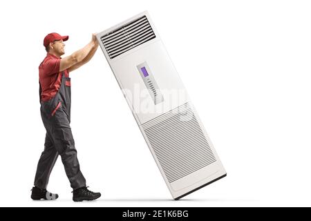 Employé installant une unité de climatisation portable autonome isolée sur fond blanc Banque D'Images