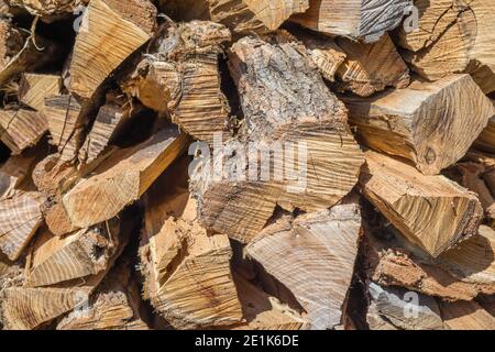 Couper du bois, bois de chauffage pour l'hiver. Bois de chauffage grumes coupées et prêt des morceaux de bois pour chauffage bois. Industrie du bois. La saison de chauffage, saison d'hiver. Renouveler Banque D'Images